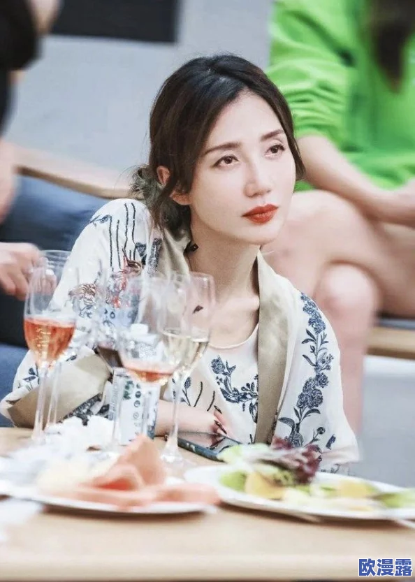 cn吃瓜：某知名明星被拍到与神秘人士深夜约会，疑似恋情曝光引发网友热议！