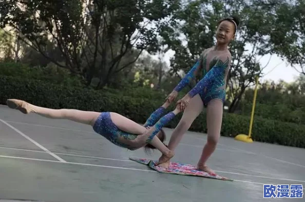 雪白肥臀用力的上下耸动，展现出令人惊叹的舞蹈技巧与力量，吸引了众多观众的目光与赞赏