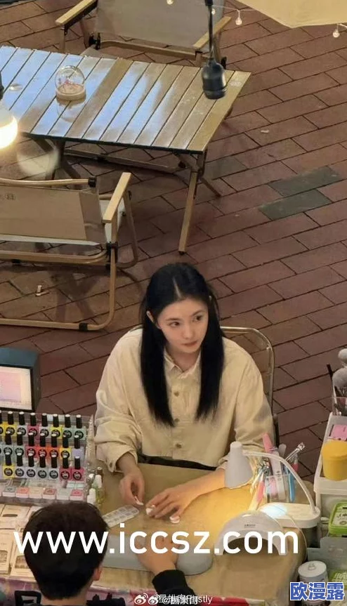 美女mm131爽爽久久：最新动态曝光，网友热议其时尚穿搭与生活分享，引发众多粉丝关注与讨论