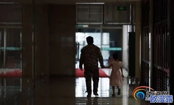 海角披风少年爱妈妈酒店：感人故事引发网友热议，温情瞬间让人泪目！