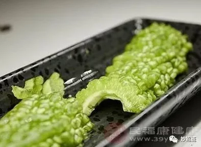 91吃瓜在！某明星被曝出与经纪人不正当关系，细节曝光引发网友热议！