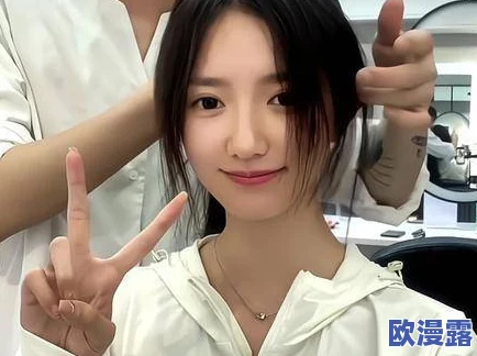 张婉莹自己用笔，疑似与某富商有不正当关系，引发网友热议