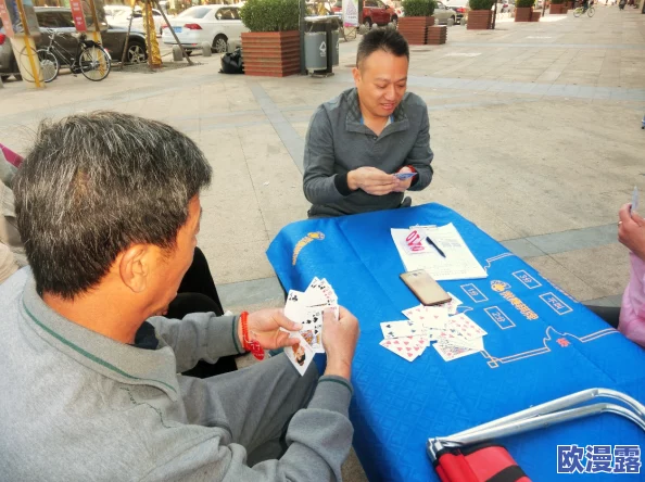 拔萝卜打扑克:一场趣味横生的游戏,竟引发全城热潮,参与者络绎不绝! 拔萝卜打扑克:一场趣味横生的游戏,竟引发全城热潮,参与者络绎不绝!