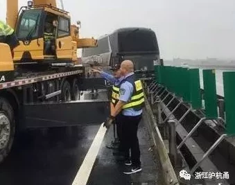 震惊！爽 好紧 宝贝别夹大巴，乘客意外被困，救援人员紧急施救现场令人心痛！
