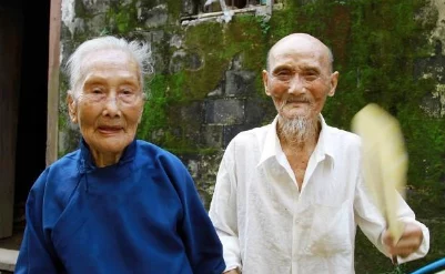 爱不释手徐大爷陈思雅:两位老人的深厚情谊与生活点滴,感动无数人心弦的故事继续发酵 爱不释手徐大爷陈思雅:两位老人的深厚情谊与生活点滴,感动无数人心弦的故事继续发酵