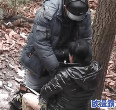 老头老太公园树林交易惊现非法贩卖，数名老人被抓现行，现场令人震惊！