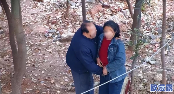 老头老太公园树林交易惊现非法贩卖,数名老人被抓现行,现场令人震惊! 老头老太公园树林交易惊现非法贩卖,数名老人被抓现行,现场令人震惊!