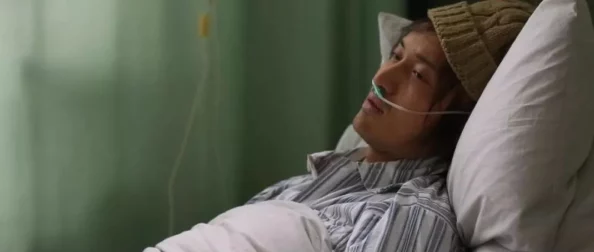 男男熟睡同性摸硬了，惊人事件曝光：亲密行为引发热议，网友纷纷讨论道德底线与个人隐私！