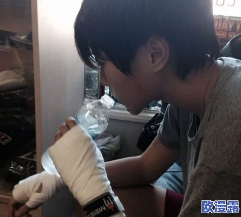 男男熟睡同性摸硬了，惊人事件曝光：亲密行为引发热议，网友纷纷讨论道德底线与个人隐私！