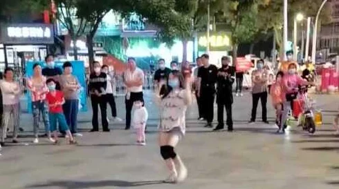 不知火舞与三个小男孩公园狂舞,网友纷纷表示:这样的互动真是太有趣了,孩子们的笑声让人感到温暖! 不知火舞与三个小男孩公园狂舞,网友纷纷表示:这样的互动真是太有趣了,孩子们的笑声让人感到温暖!
