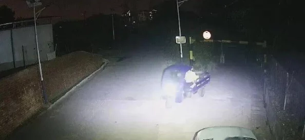 男女午夜爽爽，惊现神秘事件：街头突发奇怪光芒，目击者纷纷逃离现场！