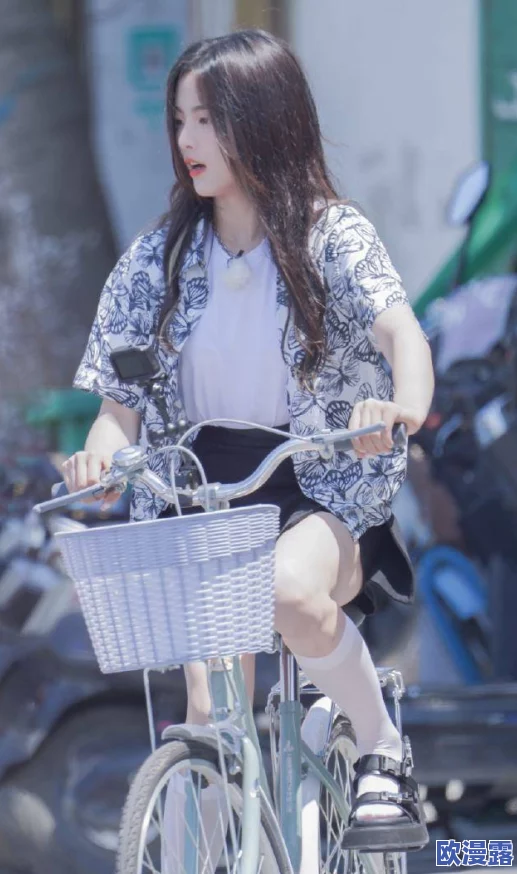 性感美女视频:最新社交媒体挑战引发热议,网友纷纷分享创意作品与个人风格展示! 性感美女视频:最新社交媒体挑战引发热议,网友纷纷分享创意作品与个人风格展示!