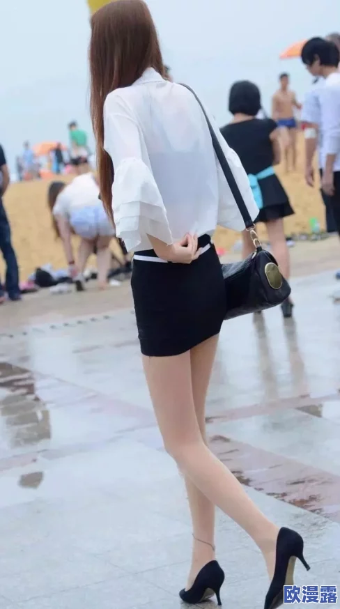 白丝美女扒开双腿，网友惊呼：如此诱惑竟然在公共场合发生，目击者直言难以置信！