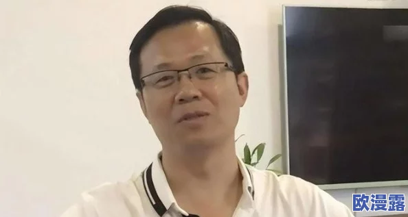 亲嘴伸进内衣揉胸口视频引发热议，网友纷纷讨论隐私与公共场合的界限，社交媒体上相关话题持续升温
