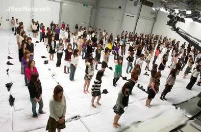 震惊！日本仓库集体肉交视频曝光，令人难以置信的场景引发广泛关注与讨论！