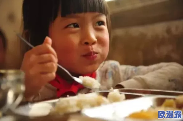 一小孩半夜给女孩吃枇杷,温暖瞬间引发邻里热议,感动无数人心弦的善举传递爱与关怀 一小孩半夜给女孩吃枇杷,温暖瞬间引发邻里热议,感动无数人心弦的善举传递爱与关怀