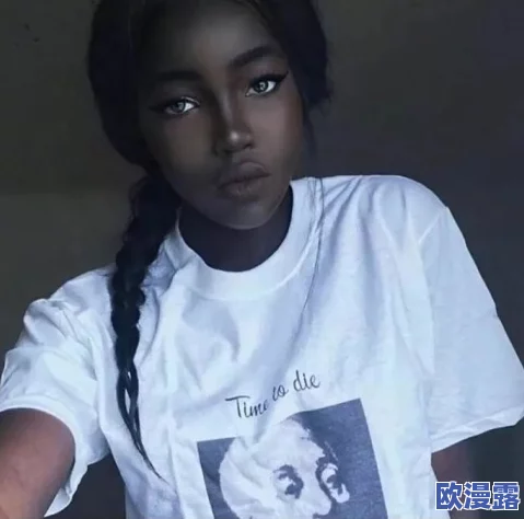 美女被黑人巨大进入gif，近日引发热议，网友们纷纷讨论其背后的文化意义与社会影响