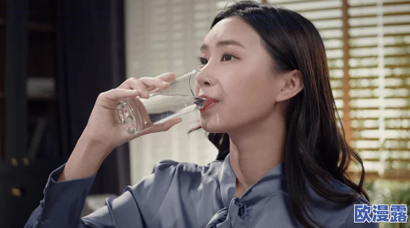 兰姨捂着嘴怕发出声音吵到,心中却充满了对生活的无奈与思考,让人感受到深刻的人生哲理 兰姨捂着嘴怕发出声音吵到,心中却充满了对生活的无奈与思考,让人感受到深刻的人生哲理