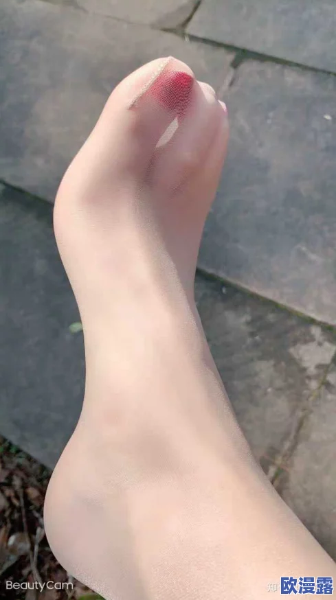 白丝袜老师奖励我吃她脚,竟然让我体验到了前所未有的奇妙感觉与羞涩瞬间! 白丝袜老师奖励我吃她脚,竟然让我体验到了前所未有的奇妙感觉与羞涩瞬间!