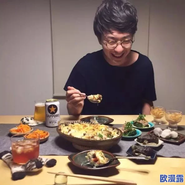 部长去下属家吃饭,亲自品尝家常菜,增进了彼此的感情与工作默契,现场气氛温馨融洽 部长去下属家吃饭,亲自品尝家常菜,增进了彼此的感情与工作默契,现场气氛温馨融洽