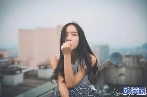 他的手伸到我下面乱揉，心中涌起复杂情感，既害怕又期待，这种禁忌的触碰让我无法自拔