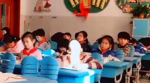 上课(h)竟然发生惊人事件,学生们目睹不可思议的场景,课堂瞬间变成了热议焦点! 上课(h)竟然发生惊人事件,学生们目睹不可思议的场景,课堂瞬间变成了热议焦点!