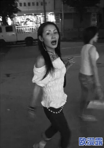 极度放荡的欲妇:她在夜幕降临时展现出令人震惊的另一面,挑战传统道德观念,引发社会热议与争论 极度放荡的欲妇:她在夜幕降临时展现出令人震惊的另一面,挑战传统道德观念,引发社会热议与争论