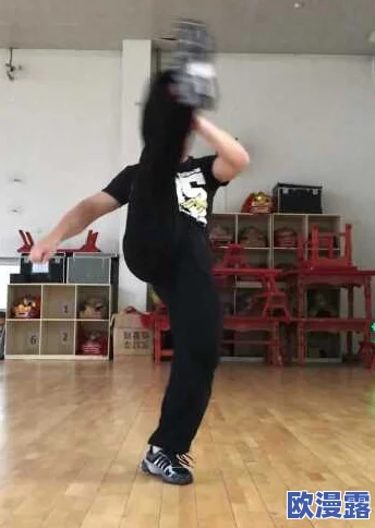 黑土ちゃんが腿法娴熟脚法，展现出惊人的武术天赋与灵活身姿，引发众人热议与赞叹！