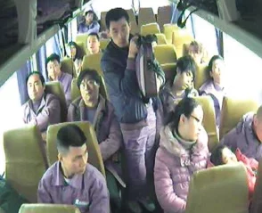 长途汽车和陌生人最后一排:惊险旅程中意外揭露的秘密,乘客们的命运交织在一起! 长途汽车和陌生人最后一排:惊险旅程中意外揭露的秘密,乘客们的命运交织在一起!