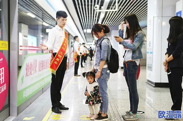 美女光着胸让男生狂摸动态图引发热议,网友纷纷讨论其背后的社会影响与道德观念 美女光着胸让男生狂摸动态图引发热议,网友纷纷讨论其背后的社会影响与道德观念