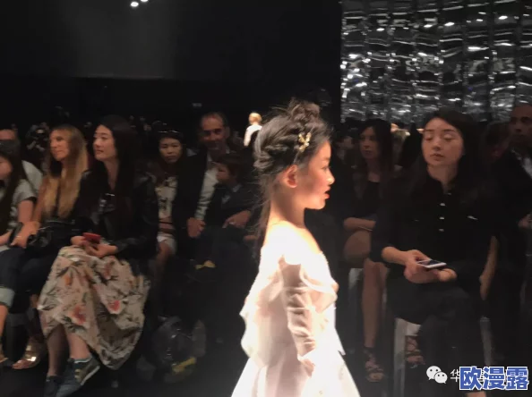 琪琪惊艳亮相时尚盛典,独特造型引发全场瞩目,成为媒体争相报道的焦点! 琪琪惊艳亮相时尚盛典,独特造型引发全场瞩目,成为媒体争相报道的焦点!