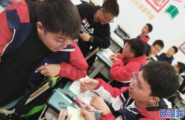 教室里一边上课一边h，学生们在课堂中积极参与讨论，老师通过互动提升学习兴趣，营造良好的学习氛围