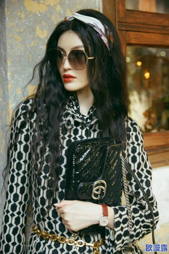 亚洲自拍在线丝袜：最新动态展示了多样化的时尚风格与个性表达，吸引了众多年轻人的关注与参与