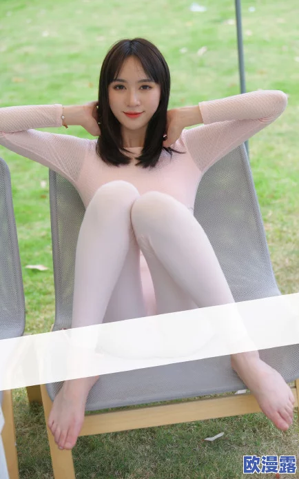 美女用手扒开粉嫩的屁股，这种行为引发了网友们的热议，大家对这种展示方式有不同看法，有人觉得过于露骨，也有人认为是艺术表现