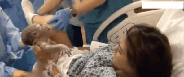 一小孩和妈妈拔萝卜生孩子不盖被子[黄]，引发网友热议，讨论家庭教育与传统习俗的冲突