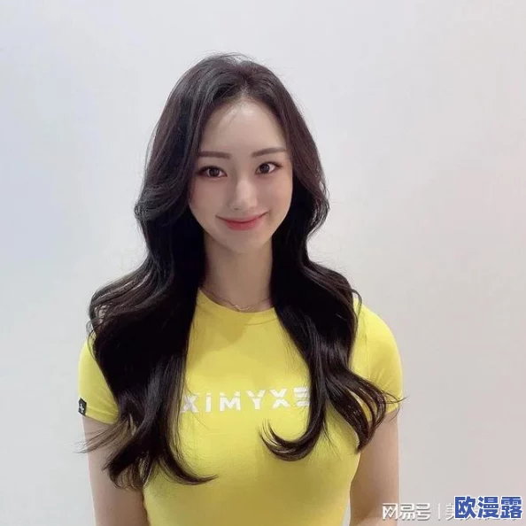 脱全光的美女全身：近日，一位模特在社交媒体上发布了一组大胆的艺术摄影作品，引发了广泛关注与讨论