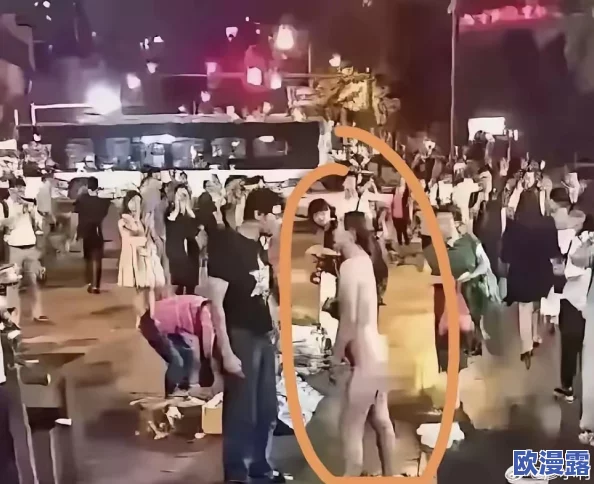 撩起裙子扒下小内裤打屁股,近日网络热议此话题,引发众多网友讨论其背后的社会现象与文化影响 撩起裙子扒下小内裤打屁股,近日网络热议此话题,引发众多网友讨论其背后的社会现象与文化影响
