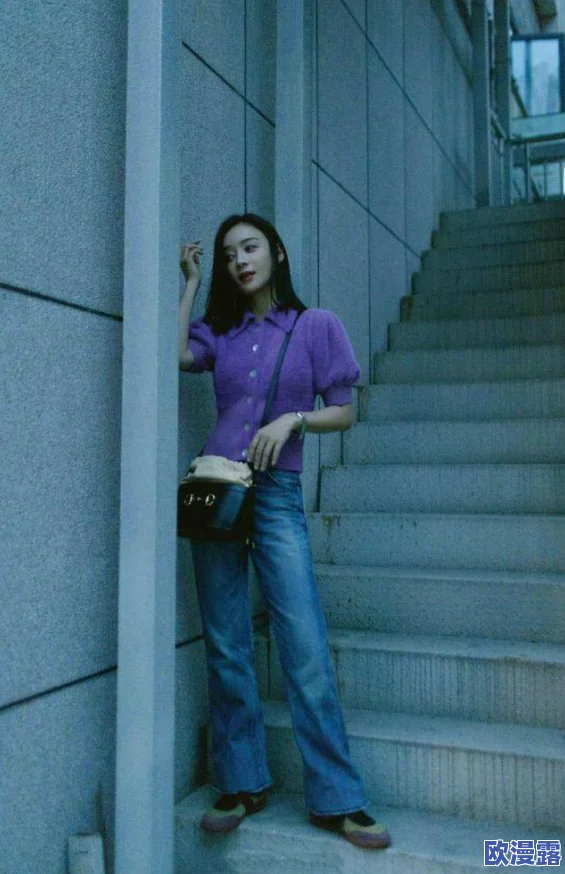 他掀开裙子把舌头伸进去添，这种行为令人发指，完全不尊重女性的意愿和身体界限，必须受到谴责