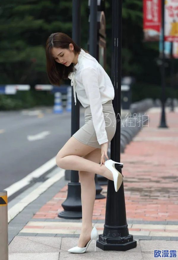 迷人丝袜美女展现诱惑足部，3D美脚魅力尽显，令人心动不已