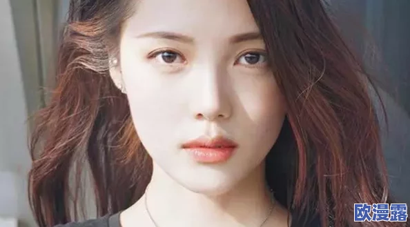 在月光下,我轻柔地解开了校花那件黑色蕾丝胸罩,揭开了她内心深处的秘密与渴望 在月光下,我轻柔地解开了校花那件黑色蕾丝胸罩,揭开了她内心深处的秘密与渴望