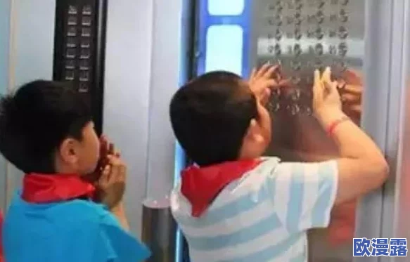 课堂上意外的亲密接触：当胸部不慎露出，男同桌的大胆举动引发的尴尬与思考