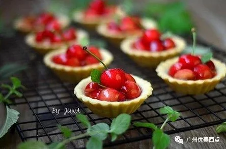 蜜汁樱桃,这个名字听起来就让人垂涎欲滴,真想尝一尝! 蜜汁樱桃,这个名字听起来就让人垂涎欲滴,真想尝一尝!