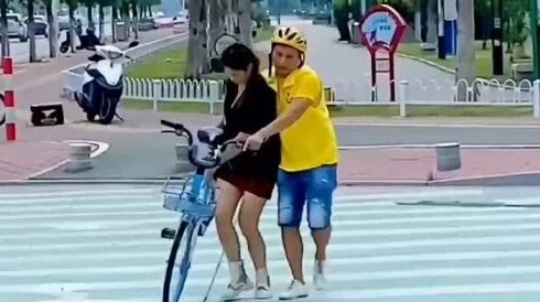 女色狼勾引外卖小哥,事件背后隐藏的真相与社会反响引发热议,网友纷纷发表看法和讨论 女色狼勾引外卖小哥,事件背后隐藏的真相与社会反响引发热议,网友纷纷发表看法和讨论