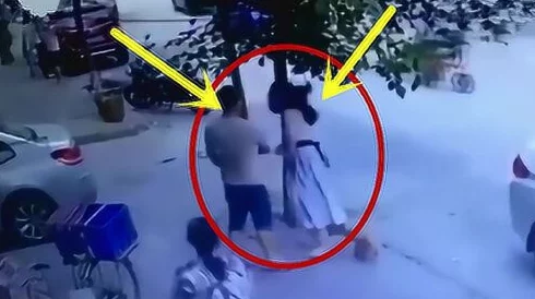 男人扒女人的内裤亲下面,这种行为真是令人发指,完全不尊重女性的意愿和身体 男人扒女人的内裤亲下面,这种行为真是令人发指,完全不尊重女性的意愿和身体