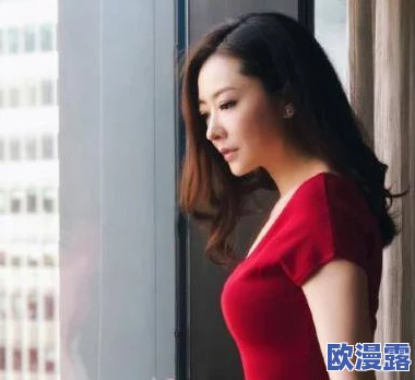 胡秀英撅起丰满的大屁股，真是让人惊艳，这样的身材太吸引眼球了！