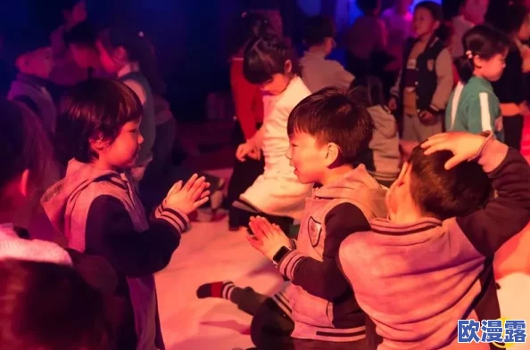 在KTV的欢声笑语中，意外邂逅：从后面轻轻扒开她的裤子，探索隐藏的秘密与激情瞬间