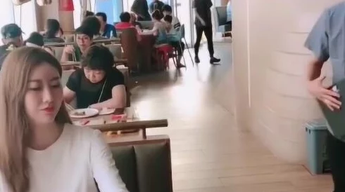 美女扒开尿口灌啤酒的视频,真是让人惊讶,这种行为太大胆了,不知道她的想法是什么 美女扒开尿口灌啤酒的视频,真是让人惊讶,这种行为太大胆了,不知道她的想法是什么