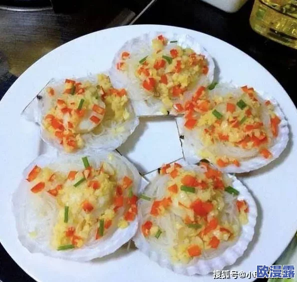 腿张开就能吃扇贝了吧全新海鲜自助餐厅即将开业，顾客只需轻松坐下即可享受新鲜美味的扇贝盛宴！