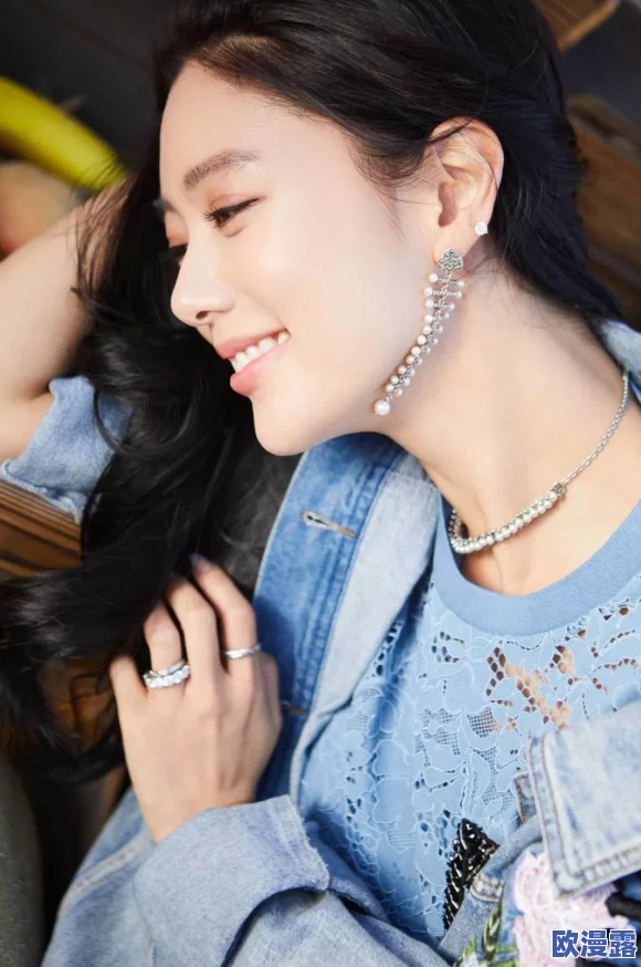 美女被免费视频网站九色展现自信与魅力积极传播正能量让更多人感受到美的力量和生活的乐趣