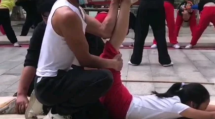 美女扒开腿让男生捅惊爆内幕曝光竟是为了赢得比赛引发网友热议和讨论 美女扒开腿让男生捅惊爆内幕曝光竟是为了赢得比赛引发网友热议和讨论